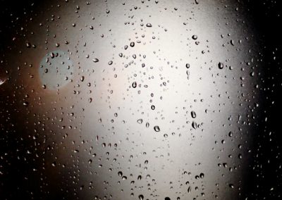 05-jordi-mestrich-noche-lluvia-silueta-luz